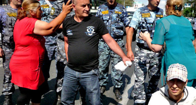Жители домов на проспекте Комитаса перекрыли улицу. Ереван, 24 августа 2013 г. Фото Армине Мартиросян для "Кавказского узла"