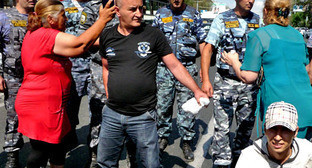 Жители домов на проспекте Комитаса перекрыли улицу. Ереван, 24 августа 2013 г. Фото Армине Мартиросян для "Кавказского узла"