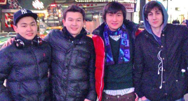 Азамат Тажаяков (второй слева), Диас Кадырбаев (третий слева), Джохар Царнаев (второй справа). Фото со страницы Диаса Кадырбаева в социальной сети "ВКонтакте".