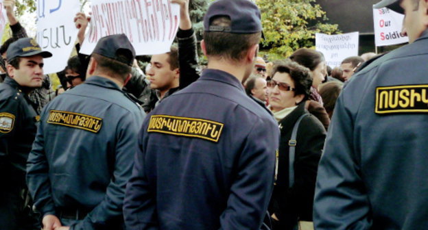 Сотрудники полиции и протестующие. Ереван, 15 ноября 2012 г., акция против приговора четверым активистам АНК. Фото Армине Мартиросян для "Кавказского узла"