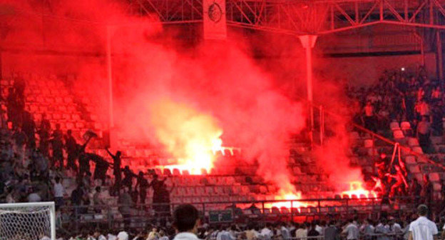 Беспорядки после футбольного матча между футбольными клубами "ХазархЛянкяран" и "Нефтчи". Азербайджан, Ленкорань, 25 августа 2013 г. Фото http://www.azerisport.com/