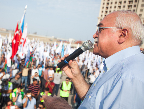 Лидер партии "Мусават" Иса Гамбар выступает на митинге НСДС. Баку, 19 августа 2013 г. Фото Азиза Каримова для "Кавказского узла"