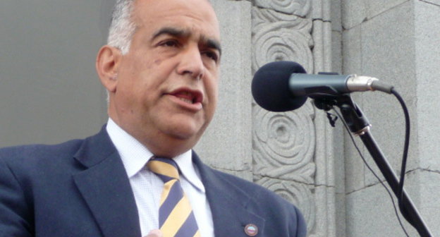 Лидер партии "Наследие" Раффи Ованнисян выступает на митинге. Апрель 2013 г. Фото Армине Мартиросян для "Кавказского узла"