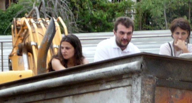 Аргишти Кивирян (в центре) на пикете против постройки здания на улице Комитаса. Ереван, 21 августа 2013 г. Фото Армине Мартиросян для "Кавказского узла" 