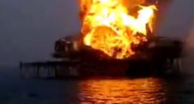 Пожар на месторождении "Булла-дениз". Азербайджан, август 2013 г. Кадр из видео, размещенного на Youtube, http://www.youtube.com/watch?v=ohYUYj5Xs_s