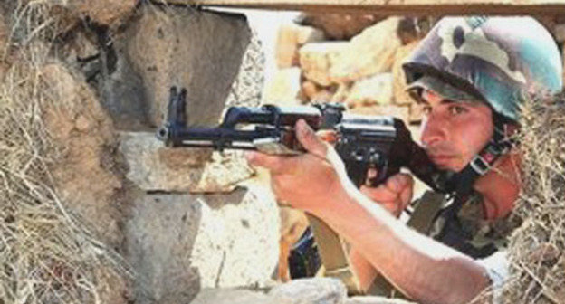 Солдат на позиции. Фото http://www.newsazerbaijan.ru/