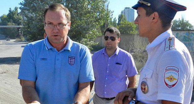 Представитель департамента городского хозяйства администрации Волгограда и инспектор дорожного надзора на улице Краснополянской. Волгоград, 28 августа 2013 г. Фото Татьяны Филимоновой для "Кавказского узла"