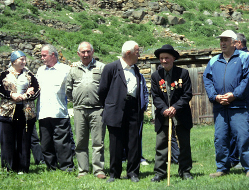 Инициативная группа по восстановлению села Шыкы на развалинах родовых домов. Кабардино-Балкария, Черекский район, май 2012 г. Фото Луизы Оразаевой для "Кавказского узла"