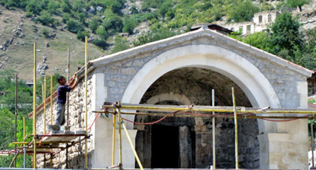 Реставрация здания приемной мелика Егана. Нагорный Карабах, Гадрутский район, село Тог, 18 августа 2013 г. Фото Алвард Григорян для "Кавказского узла"