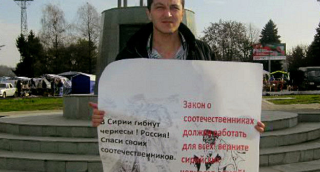 Нальчик, площадь Абхазии, 2 декабря 2012 г. Одиночный пикет Альберта Дышекова с требованием оказания помощи черкесам Сирии. Фото Артура Борокова, http://hekupsa.com