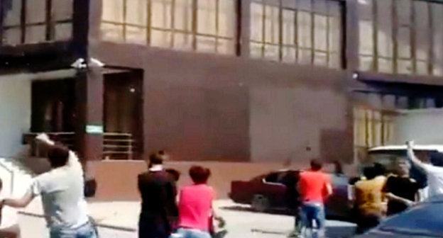 Группа молодежи закидывает яйцами офис компании "Мегафон" в Грозном. 30 августа 2013 г. Кадр из видеоролика на Youtube