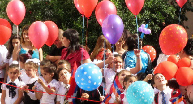 Первоклассники  Степанакертской средней школе №7. Нагорный Карабах, 1 сентября 2013 г. Фото Алвард Григорян для "Кавказского узла"