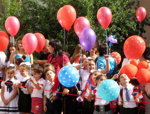 Первоклассники  Степанакертской средней школе №7. Нагорный Карабах, 1 сентября 2013 г. Фото Алвард Григорян для "Кавказского узла"