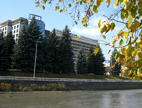 Северная Осетия, Владикавказ. Набережная Терека и здание гостиницы "Владикавказ". Фото: http://osetia.kvaisa.ru