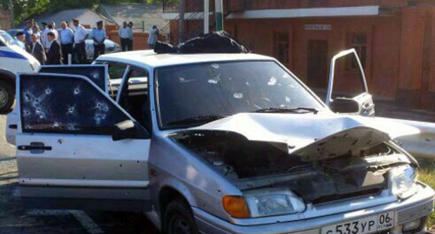 Автомобиль, в котором были расстреляны Ахмед Котиев и его водитель. Ингушетия, Малгобекский район, село Нижние Ачалуки, 27 августа 2013 г. Фото пресс-службы МВД Ингушетии, 06.mvd.ru