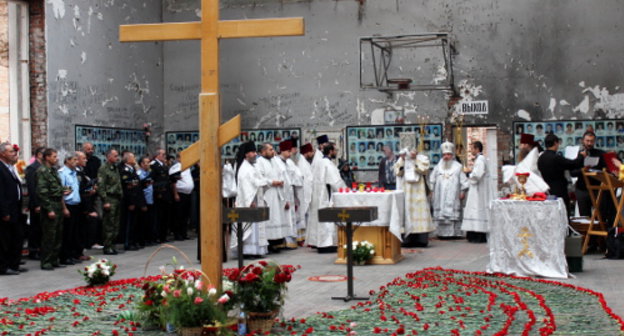 Панихида по погибшим в результате теракта в бесланской школе №1. Северная Осетия, Беслан, 3 сентября 2013 г. Фото Эммы Марзоевой для "Кавказского узла"