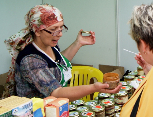 Ярмарка дагестанской продукции на ВВЦ. Продавец предлагает попробовать урбеч. Москва, 31 августа 2013 г. Фото Натальи Крайновой для "Кавказского узла"