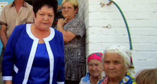 Глава Пригородного сельского поселения Надежда Васильевна Курочкина (слева) во время встречи Сергея Митрохина с жителями хутора Шептальского. Краснодарский край, Крымский район, 24 августа 2012 г. Фото пресс-службы РОДП "Яблоко",  http://www.yabloko.ru/regnews/Krasnodar/2012/08/25