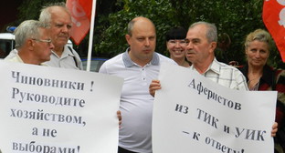 Волгоград, 4 сентября 2013 г. Пикет, организованный КПРФ, против фальсификации выборов в городскую Думу.  Фото Татьяны Филимоновой для "Кавказского узла"