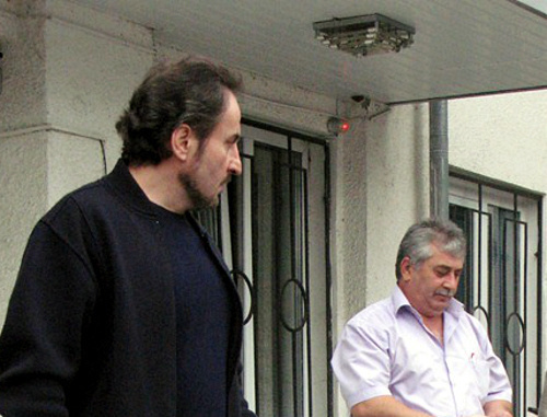 Игорь Цагоев (слева) покидает здание городского суда Нальчика. 3 августа 2013 г. Фото Людмилы Маратовой для "Кавказского узла"