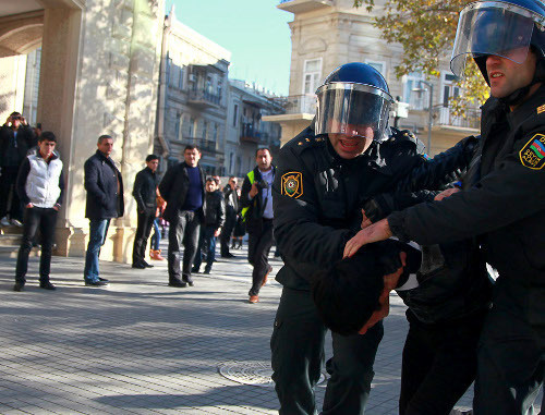 Азербайджан, Баку, 10 декабря 2012 г. Полиция разгоняет акцию протеста оппозиции. Фото Азиза Каримова для "Кавказского узла"