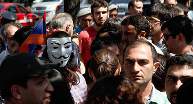 Участники акции против вступления Армении в Таможенный союз. Ереван, 4 сентября 2013 г. Фото: © PanARMENIAN Photo / 
Tigran Mehrabyan