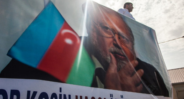 Баку, 18 августа 2013 г. Митинг в поддержку кандидата в президенты, кинодраматурга Рустама Ибрагимбекова. Фото Азиза Каримова для "Кавказского узла"