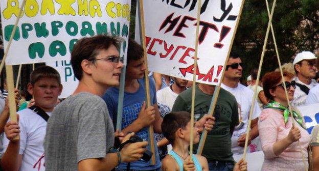 Митинг против добычи цемента в Абинском районе. Краснодарский край, город Абинск, 17 августа 2013 г. Фото Натальи Дорохиной для "Кавказского узла"