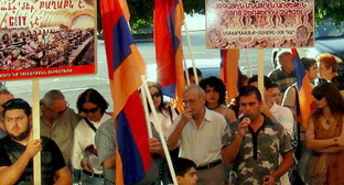 Акция против реконструкции крытого рынка. Ереван, 6 сентября 2013 г. Фото Инессы Саргсян для "Кавказского узла"