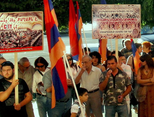Акция против реконструкции крытого рынка. Ереван, 6 сентября 2013 г. Фото Инессы Саргсян для "Кавказского узла"