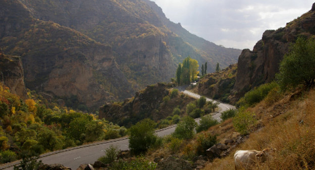 Армения, Котайкская область. Дзорахбюр. Дорога в горах. Фото: Deb Collins, http://www.flickr.com/photos/debbcollins