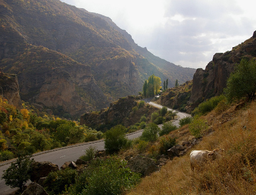 Армения, Котайкская область. Дзорахбюр. Дорога в горах. Фото: Deb Collins, http://www.flickr.com/photos/debbcollins