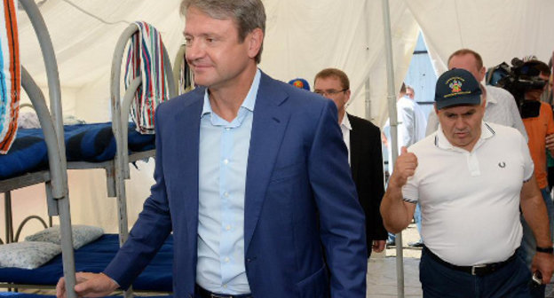 Александр Ткачев осматривает спецприемник для нелегальных мигрантов. Сочи, 3 сентября 2013 г. Фото с официального сайта губернатора Краснодарского края, http://www.antkachev.ru/feeds/photoarchive/?sid=0&eid=2015