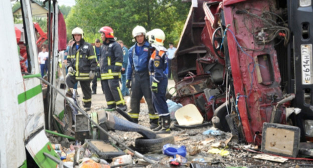 На месте ДТП под Подольском 13 июня 2013 г. Фото Владимира Веленгурина, http://www.mchsmedia.ru