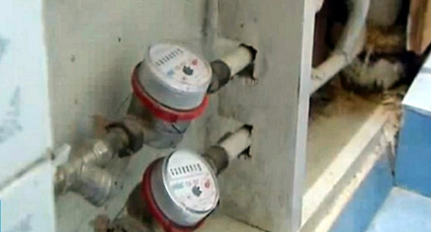 Общедомовые приборы учета в подвале жилого дома в Черкесске. Кадр из видеорепортажа  http://stolica-kchr.ru