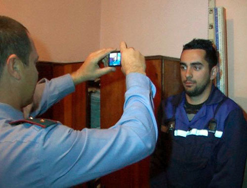 Сотрудник полиции фотографирует задержанного за нарушение миграционных правил. Сочи, 2012 г. Фото: Официальный сайт УВД города Сочи, http://suvd.ru
