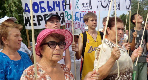 Участники экологического митинга в Абинске 17 августа 2013 г. Фото Натальи Дорохиной для "Кавказского узла"