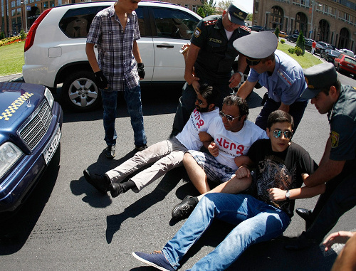 Полиция задерживает участников сидячей забастовки у здания мэрии Еревана. 1 августа 2013 г. Фото: © PanARMENIAN Photo/Hrant Khachatryan
