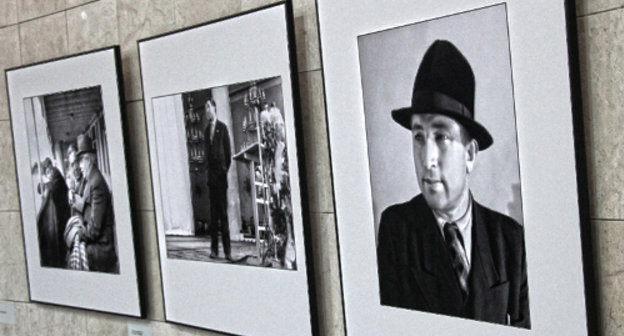 Фотопортреты Расула Гамзатова на выставке, посвященной его 90-летию. Махачкала, 13 сентября 2013 г. Фото Махача Ахмедова для "Кавказского узла"