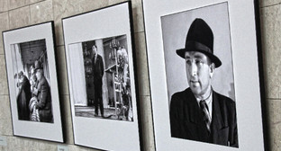 Фотопортреты Расула Гамзатова на выставке, посвященной его 90-летию. Махачкала, 13 сентября 2013 г. Фото Махача Ахмедова для "Кавказского узла"