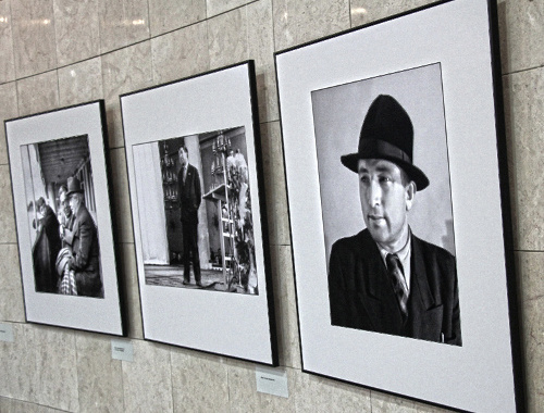 Фотопортреты Расула Гамзатова на выставке, посвященной его 90-летию. Махачкала, 13 сентября 2013 г. Фото Махача Ахмедова для "Кавказского узла"