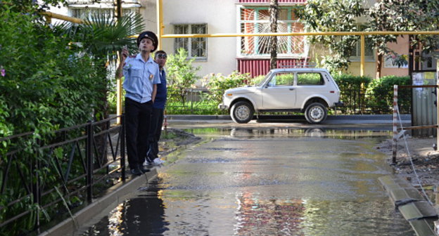 Вода из прорванного водопровода затопила Цветной бульвар в Центральном районе Сочи. 13 сентября 2013 г. Фото Светланы Кравченко для "Кавказского узла"