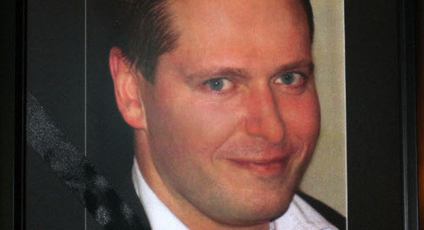 Портрет Дмитрия Вишернева, выставленный для прощания в здании посольства РФ в Сухуме. 11 сентября 2013 г. Фото Анжелы Кучуберия для "Кавказского узла"