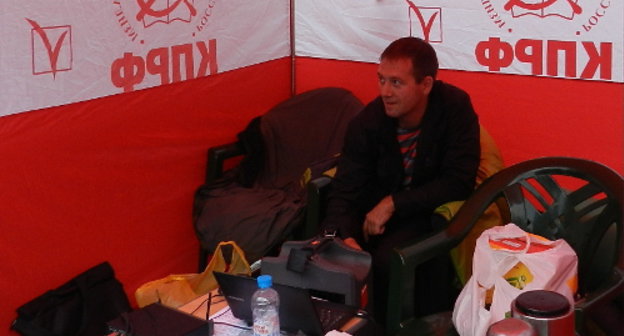 В палатке общественной приемной депутатов фракции КПРФ собирают подписи за отмену результатов выборов. Волгоград, 15 сентября 2013 г. Фото Татьяны Филимоновой для "Кавказского узла" 