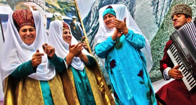 Махачкала, стадион "Труд", 15 сентября 2013 г., празднование Дня единства народов Дагестана. Представители аварцев – жители Ботлихского района – приветствуют гостей национального майдана народными песнями. Фото Закира Магомедова для "Кавказского узла"