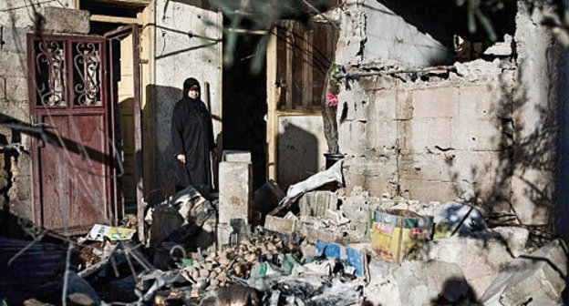 Женщина на развалинах собственного дома, разрушенного минометным огнем сирийской армии. Сирия, Аль-Ксейр, 2012 г. Фото: Alessio Romenzi, Freedom House, http://www.flickr.com/photos/syriafreedom/6955483453