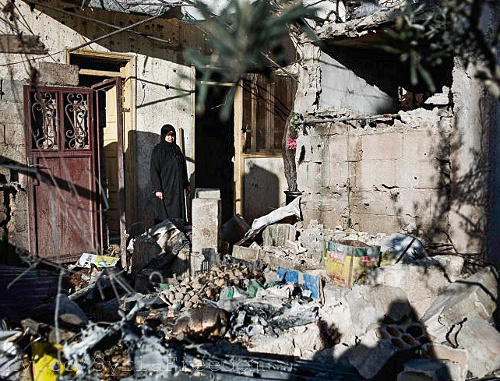 Женщина на развалинах собственного дома, разрушенного минометным огнем сирийской армии. Сирия, Аль-Ксейр, 2012 г. Фото: Alessio Romenzi, Freedom House, http://www.flickr.com/photos/syriafreedom/6955483453