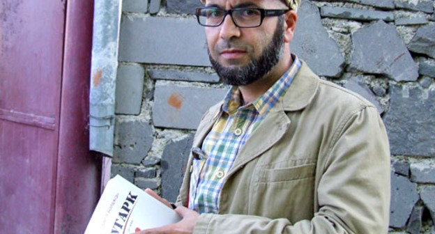 Азербайджанский писатель Сеймур Байджан со своим романом "Гугарк". Грузия, село Текали, 16 сентября 2013 г. Фото Эдиты Бадасян для "Кавказского узла"