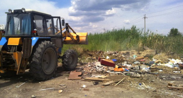 Несанкционированная свалка в Старопромысловском районе Грозного. 2013 г. Фото: пресс-служба префектуры Старопромысловского района, http://staroprom-prefekt.ru