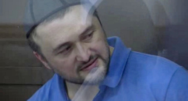 Рустам Махмудов перед началом судебного заседания в Мосгорсуде по уголовному делу об убийстве Анны Политковской 4 июня 2013 г. Кадр видеозаписи судебного заседания, http://mos-gorsud.ru
